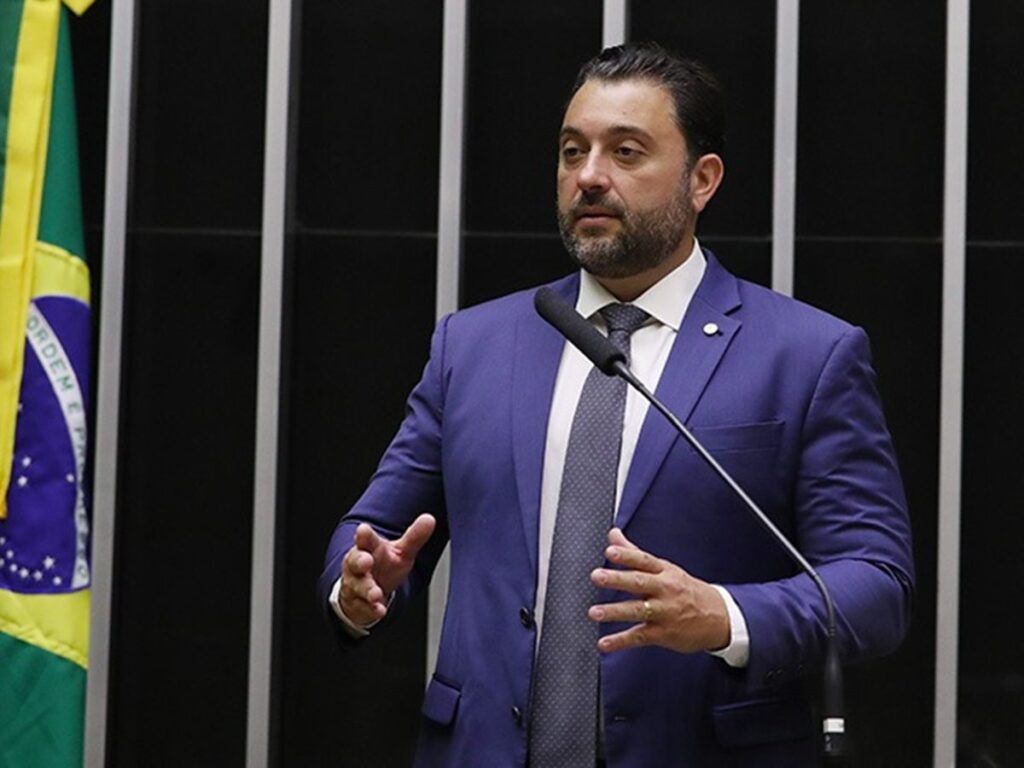 deputado-pede-autorizacao-para-usar-orcamento-da-camara-em-coqueteis
