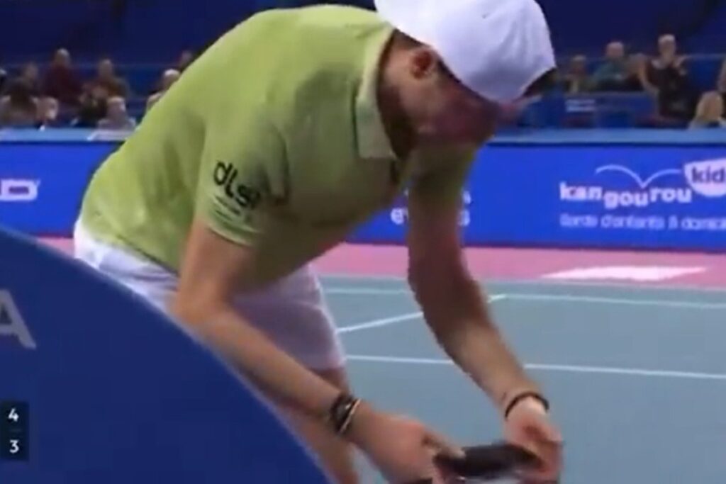 tenista-viraliza-por-olhar-celular-durante-partida-e-perder-pontos.-veja-video