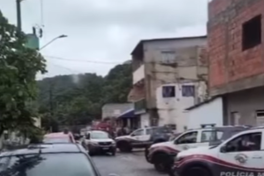 homem-ameaca-com-faca-e-faz-esposa-e-crianca-refens-no-litoral-de-sp