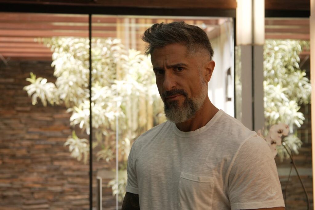 marcos-mion-sofre-crise-de-dor-durante-gravacao-e-desabafa:-“tragedia”