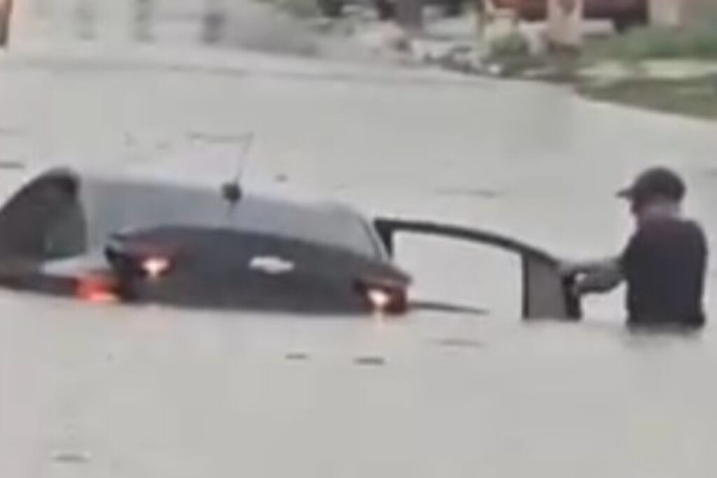 carro-fica-submerso,-e-motociclista-e-arrastado-em-tempestade-no-df.-veja-video