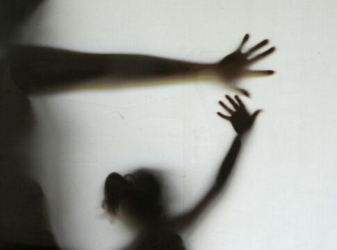 bebado,-pai-ameacou-tocar-fogo-em-apartamento-com-filhas-como-refens