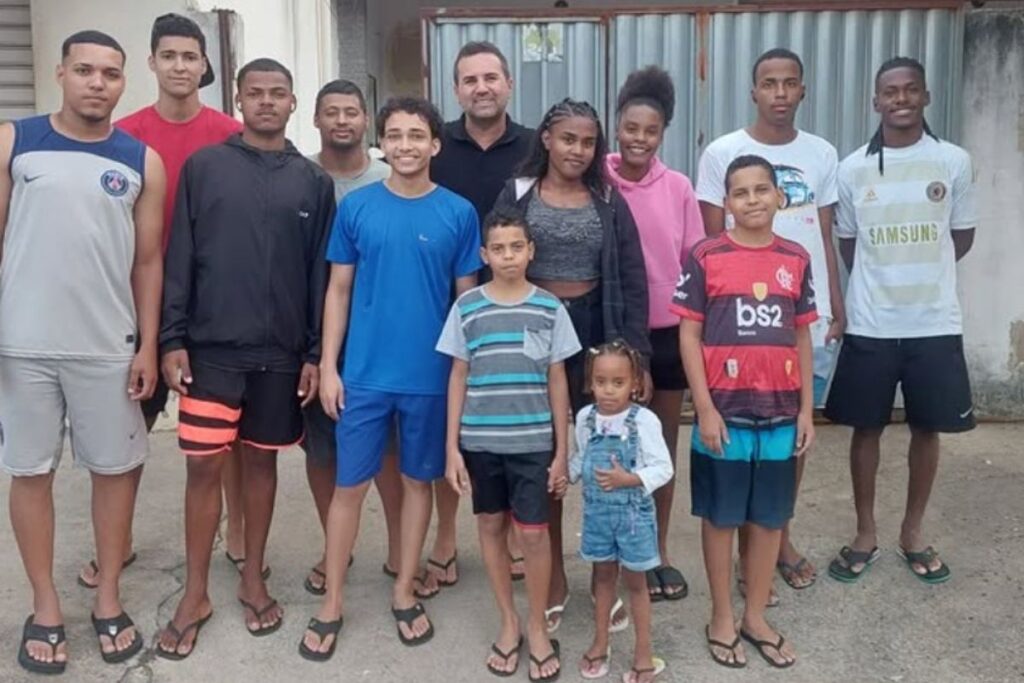 pai-por-escolha:-enfermeiro-do-rj-cria-sozinho-12-filhos-adotivos