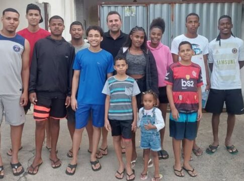 pai-por-escolha:-enfermeiro-do-rj-cria-sozinho-12-filhos-adotivos