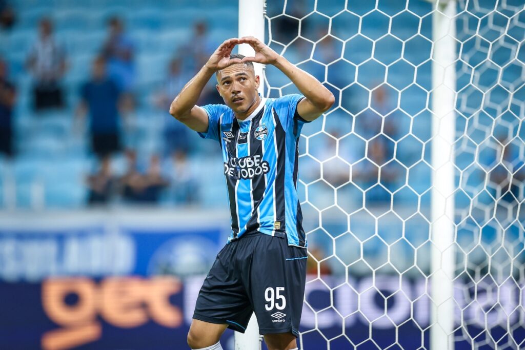 carlos-vinicius-tem-media-de-gols-impressionante-pelo-gremio;-confira