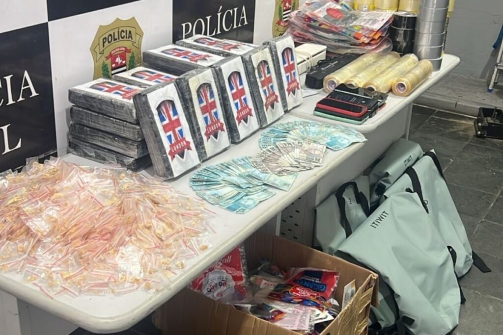 sinuca-de-bico:-grupo-esconde-droga-sob-mesa-de-bilhar-e-acaba-preso.-video