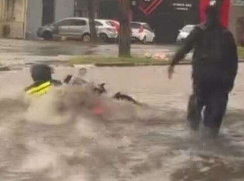 professor-que-salvou-motoboy-em-enxurrada-faz-relato-impressionante.-veja-video