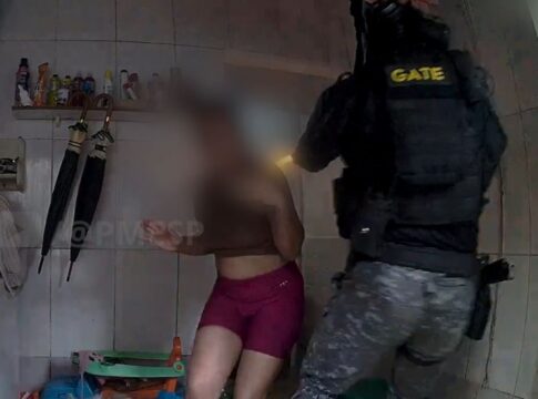 cameras-corporais-mostram-resgate-de-mulher-feita-refem-pelo-marido.-veja-video