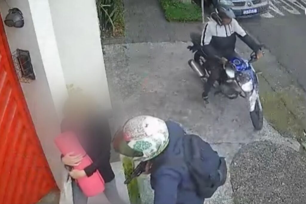 “arrancar-seu-dedo”:-ladrao-de-alianca-ameaca-mulher-durante-assalto.-video