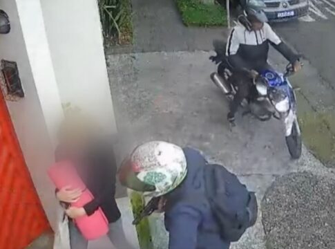 “arrancar-seu-dedo”:-ladrao-de-alianca-ameaca-mulher-durante-assalto.-video