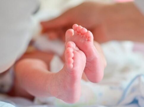 mae-que-amamentou-apos-usar-cocaina-e-denunciada-por-feminicidio