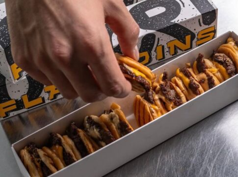 flat-coins-burger:-hamburgueres-menores-que-mini-viralizam-em-dubai