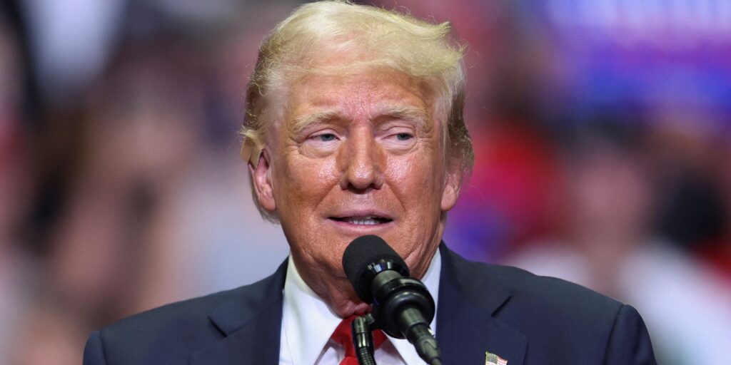 Trump diz que não viu parte racista do vídeo e não se desculpará trump-diz-que-nao-viu-parte-racista-do-video-e-nao-se-desculpara