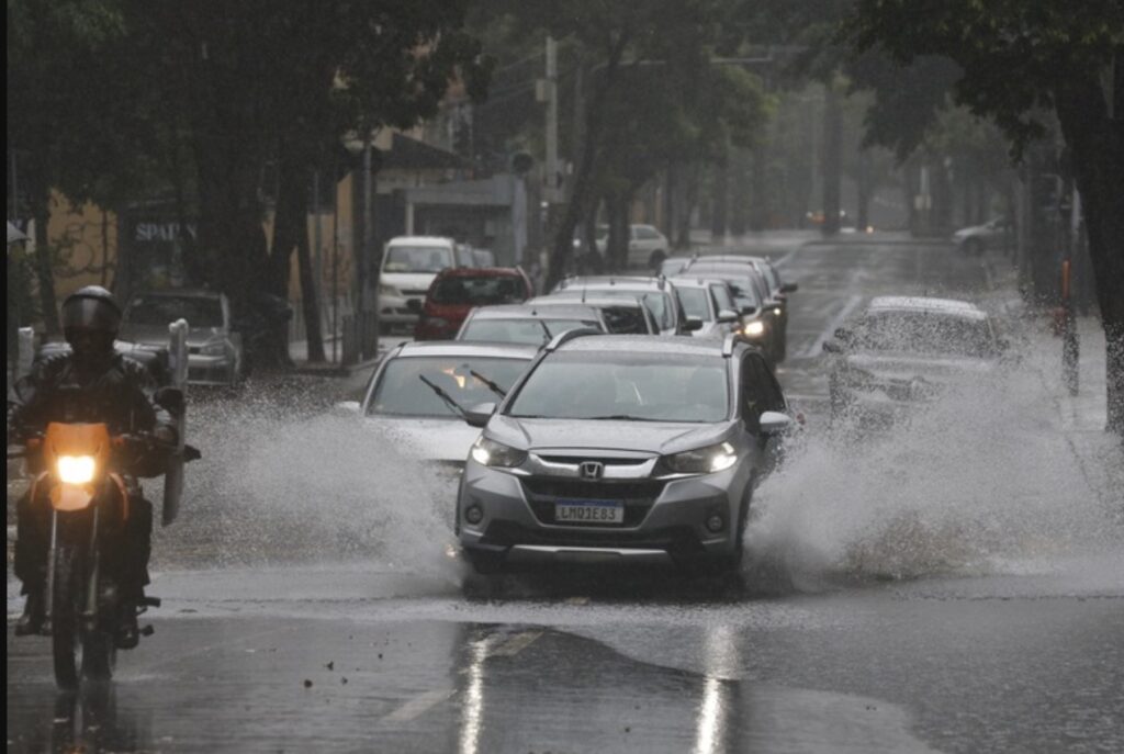 rio-tem-“alerta-severo”-de-chuva-forte-e-entra-em-estagio-2-de-atencao