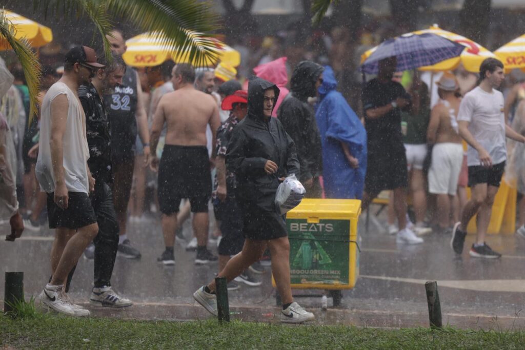temporal-em-sp-causa-transtornos-e-enchentes-que-atingem-blocos-de-rua