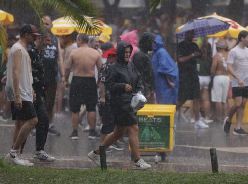 temporal-em-sp-causa-transtornos-e-enchentes-que-atingem-blocos-de-rua