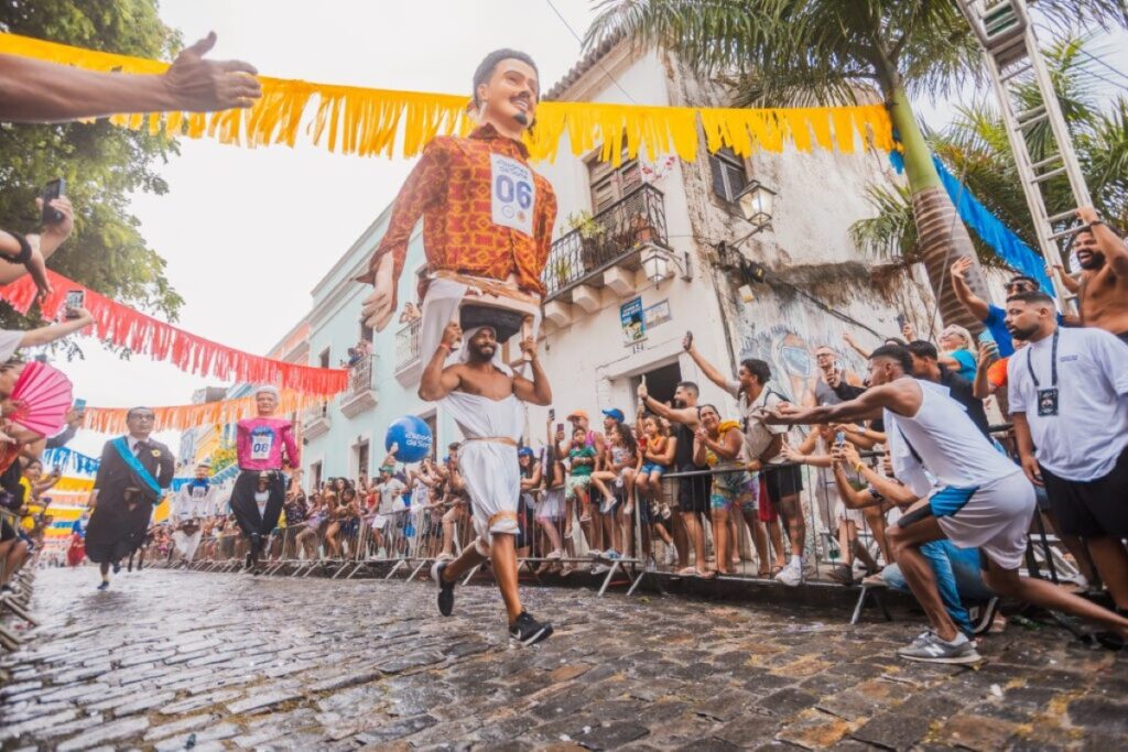 tradicional-corrida-dos-bonecos-gigantes-de-olinda-desafia-chuva.-video