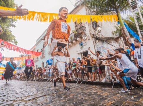 tradicional-corrida-dos-bonecos-gigantes-de-olinda-desafia-chuva.-video