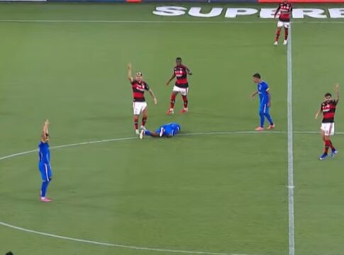 jogador-do-sampaio-correa-convulsiona-em-partida-contra-o-flamengo