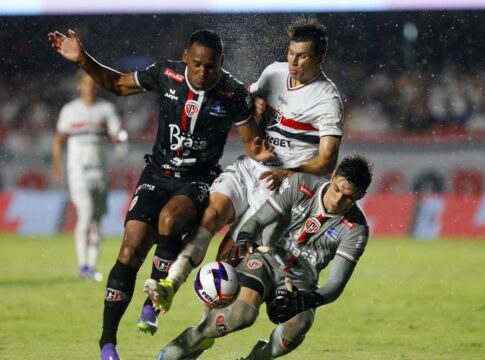 atleta-do-primavera-deixa-gramado-de-ambulancia-apos-choque-de-cabeca
