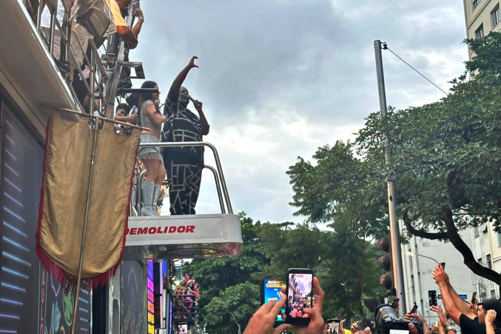pre-carnaval-de-sao-paulo:-pericles-anima-o-megabloco-baixo-augusta.-veja-video