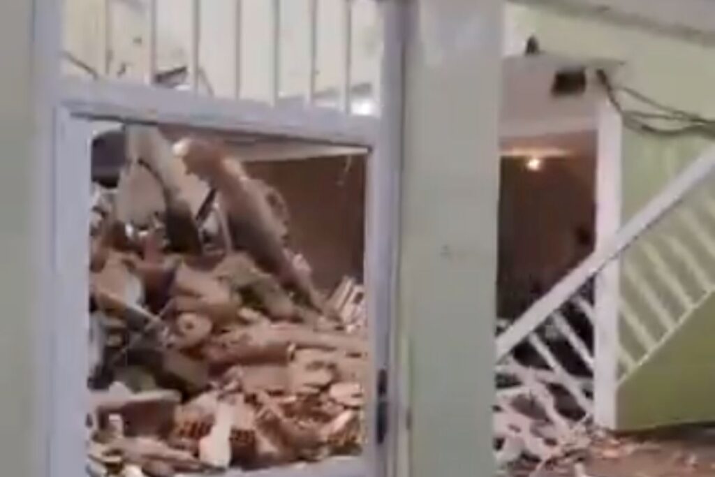 predio-residencial-de-dois-andares-desaba-na-zona-norte-do-rio.-video