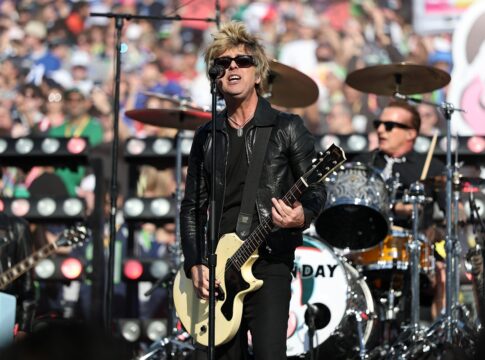 super-bowl:-green-day-canta-musica-critica-aos-eua-apos-provocar-trump