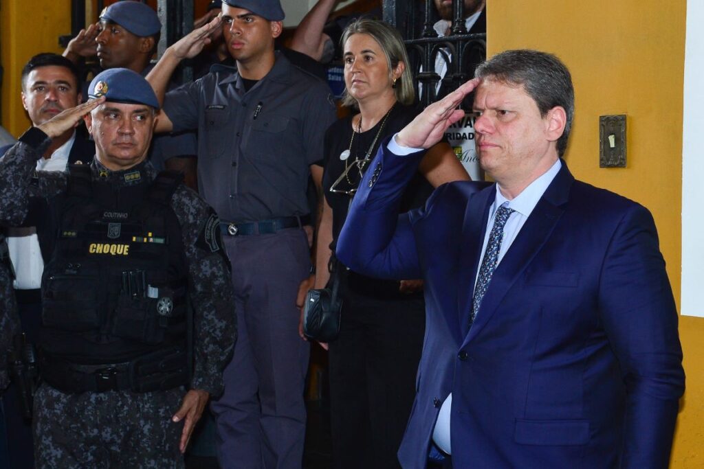 tarcisio-vive-crise-com-policia-e-vira-alvo-da-bancada-da-bala