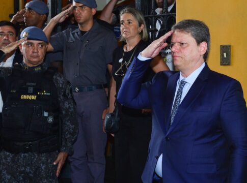 tarcisio-vive-crise-com-policia-e-vira-alvo-da-bancada-da-bala