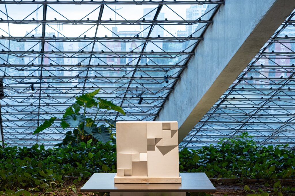 sergio-camargo:-escultura-e-arquitetura-se-encontram-em-megaexposicao