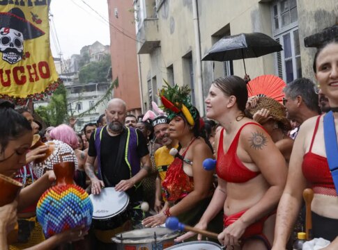 besa-me-mucho-leva-musica-latina-as-ladeiras-do-morro-da-providencia