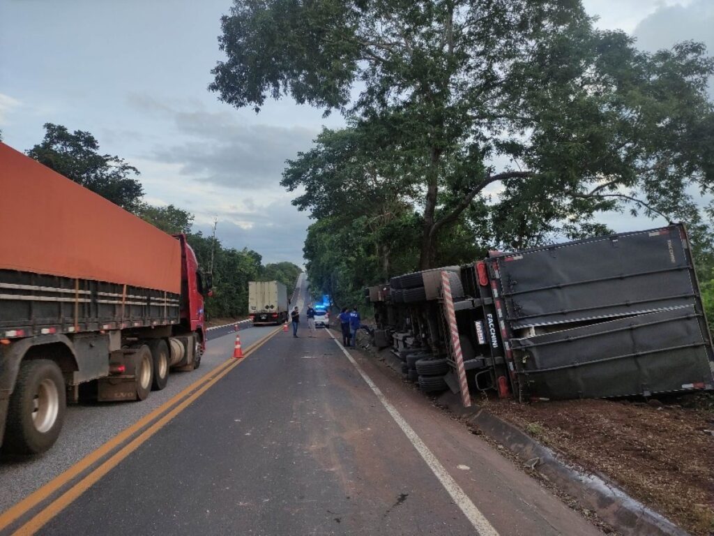 caminhoneira-e-passageiro-morrem-apos-veiculo-bater-em-arvore