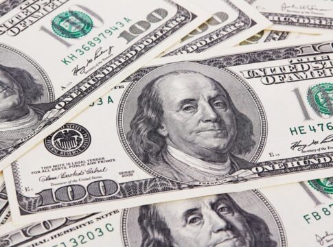 dolar-abre-em-queda,-cotado-a-r$-5,20,-seguindo-tendencia-global