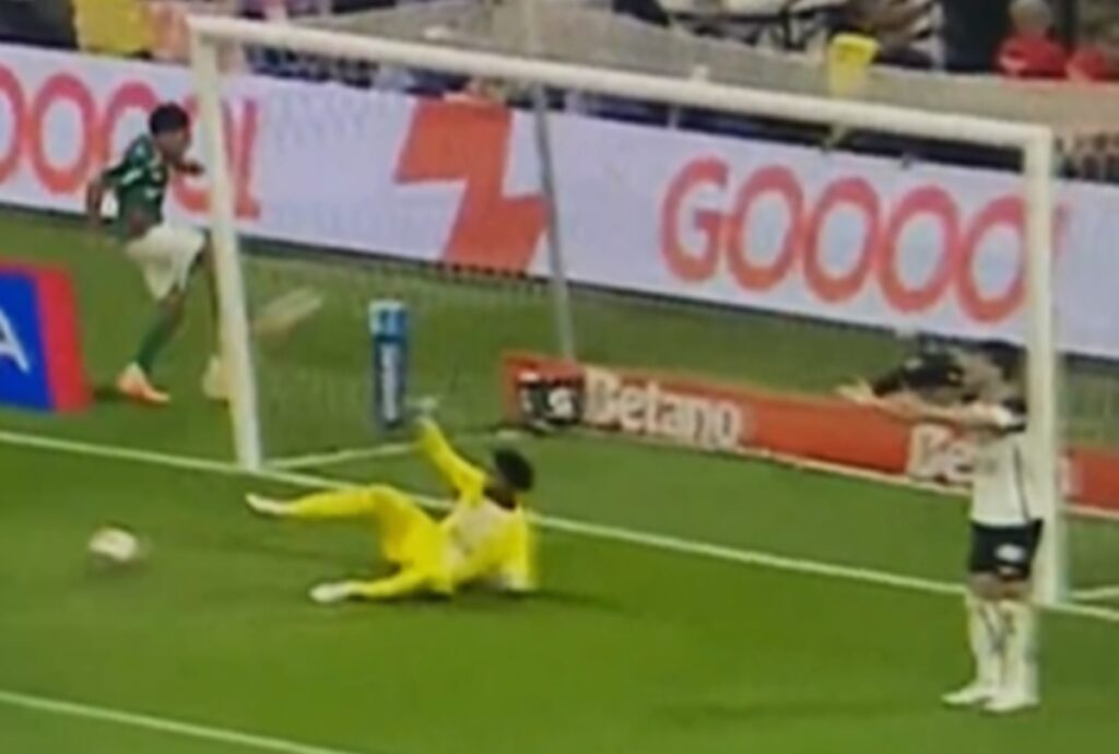 jogador-do-palmeiras-acerta-bolada-na-cara-de-torcedor-do-corinthians.-assista