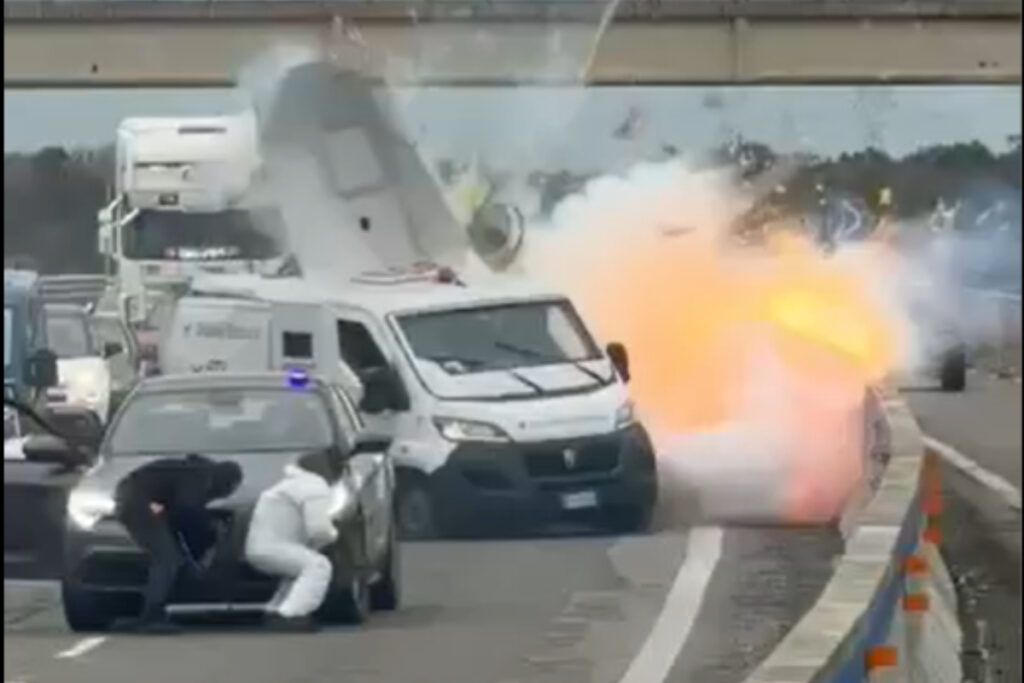 italia:-gangue-armada-com-metralhadoras-explode-carro-forte-em-assalto.-veja-video