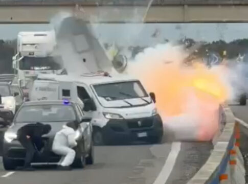 italia:-gangue-armada-com-metralhadoras-explode-carro-forte-em-assalto.-veja-video