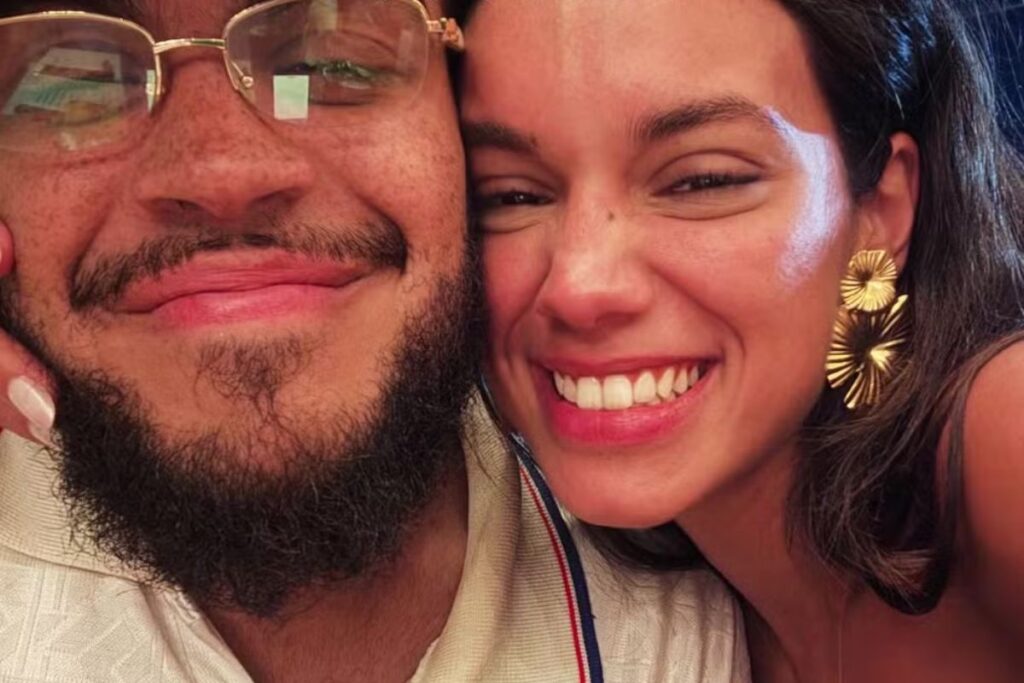 alane-dias-beija-enteada-na-sapucai-e-francisco-gil-se-derrete.-assista-ao-video