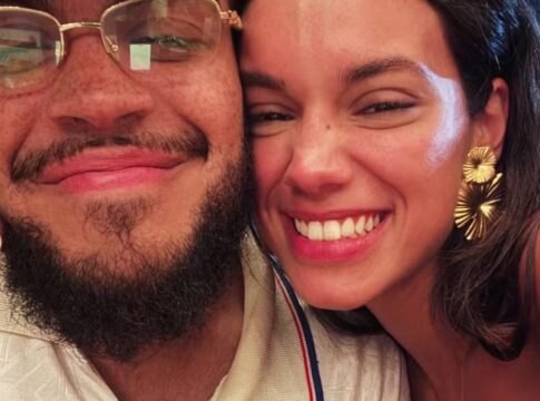 alane-dias-beija-enteada-na-sapucai-e-francisco-gil-se-derrete.-assista-ao-video