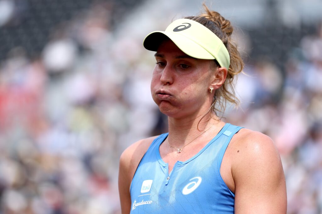 tenis:-adversaria-domina-e-bia-haddad-cai-na-estreia-do-wta-de-doha