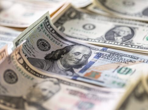 dolar-cai-a-r$-5,18-e-retoma-patamar-de-maio-de-2024.-bolsa-dispara