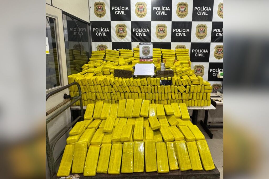 maconha-hidratada:-policia-pega-1-tonelada-da-droga-em-fardos-de-agua