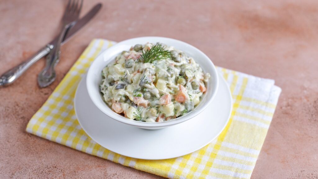 salada-de-ovos-cremosa:-receita-proteica-e-perfeita-para-fazer-marmita