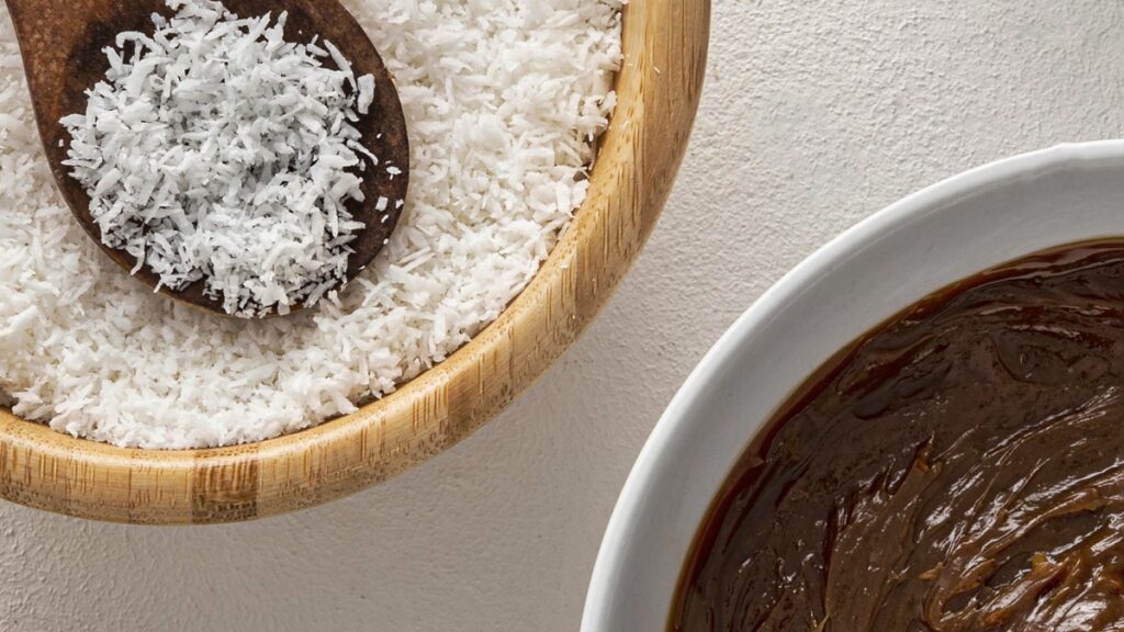 bolo-gelado-de-coco-com-chocolate-de-liquidificador-e-facil-e-pratico