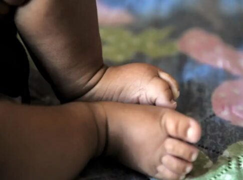 bebe-presa-pelo-ice-volta-a-prisao-apos-ser-internada-com-pneumonia