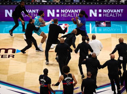 nba:-briga-generalizada-interrompe-partida-entre-pistons-e-hornets