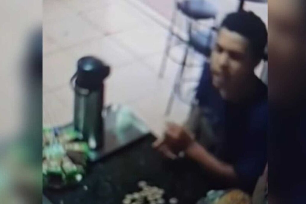 video-mostra-bandido-rendendo-funcionaria-e-assaltando-padaria