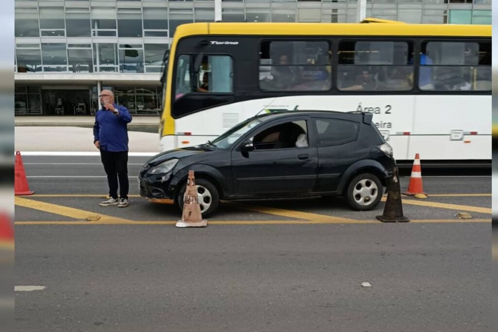 motorista-usando-celular-bate-em-meio-fio-do-palacio-do-planalto.-veja-video