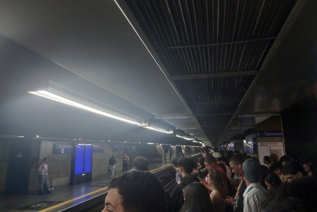 falha-de-equipamento-provoca-atraso-e-superlotacao-no-metro-de-sp