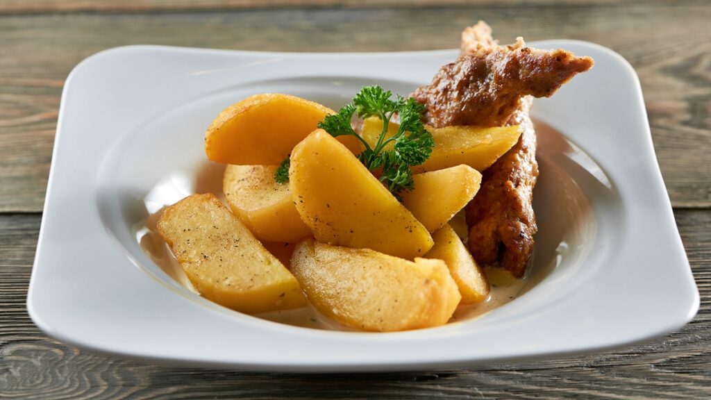 linguica-com-batatas-douradas:-faca-na-air-fryer,-sem-oleo-e-fritura