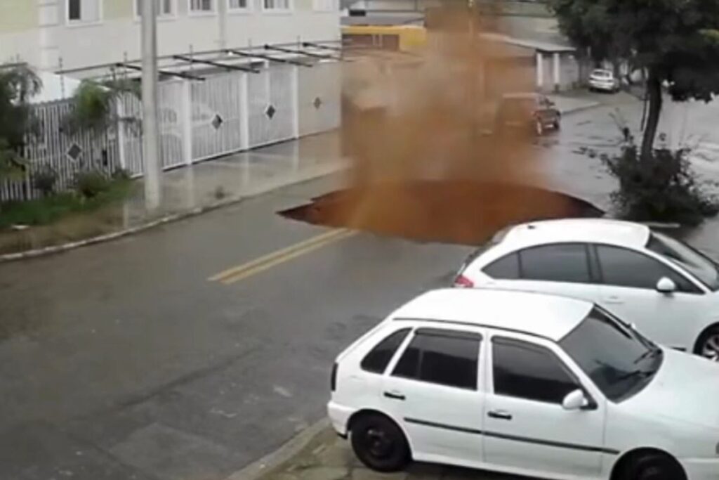 camera-flagra-cratera-se-abrindo-e-engolindo-rua-no-interior-de-sp.-veja-video